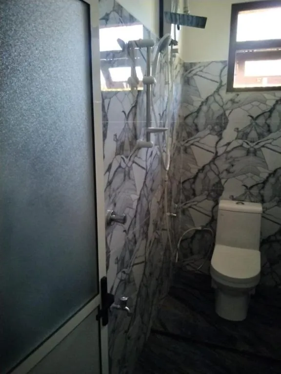 Attached bathroom at Aluthwewa Gate